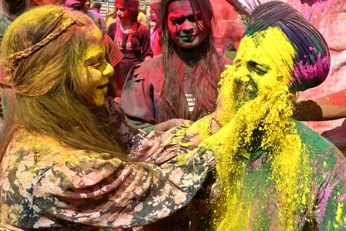 Bùng nổ sắc màu lễ hội Holi ở Nam Á