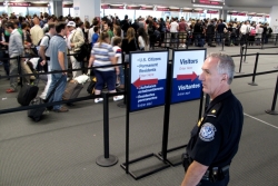 Reuters: Hơn 40 quốc gia nằm trong danh sách Mỹ đang cân nhắc áp đặt lệnh cấm đi lại hoặc hạn chế