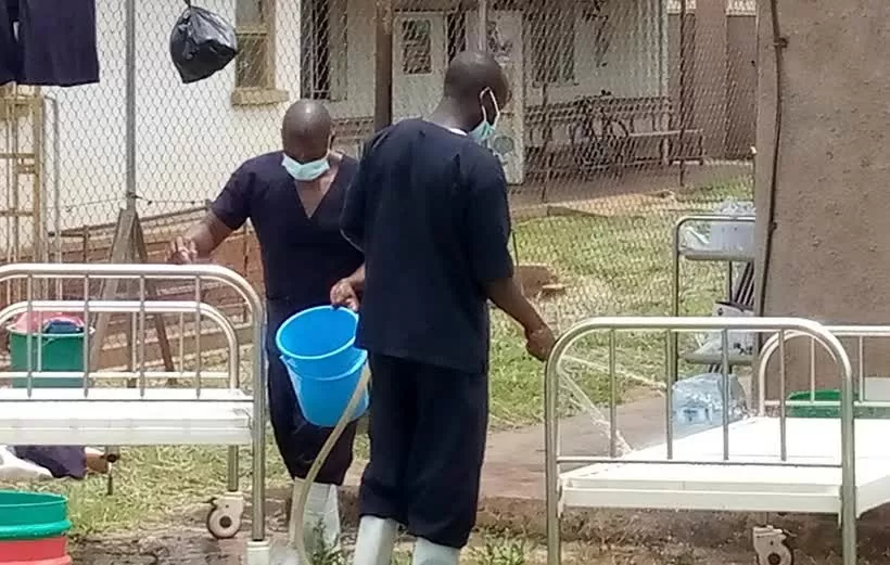 Nhân viên y tế làm việc tại trung tâm điều trị bệnh nhân mắc Ebola ở bệnh viện Mubende, Uganda. (Nguồn: THX/TTXVN) Nhân viên y tế làm việc tại trung tâm điều trị bệnh nhân mắc Ebola ở bệnh viện Mubende, Uganda. (Nguồn: THX/TTXVN)