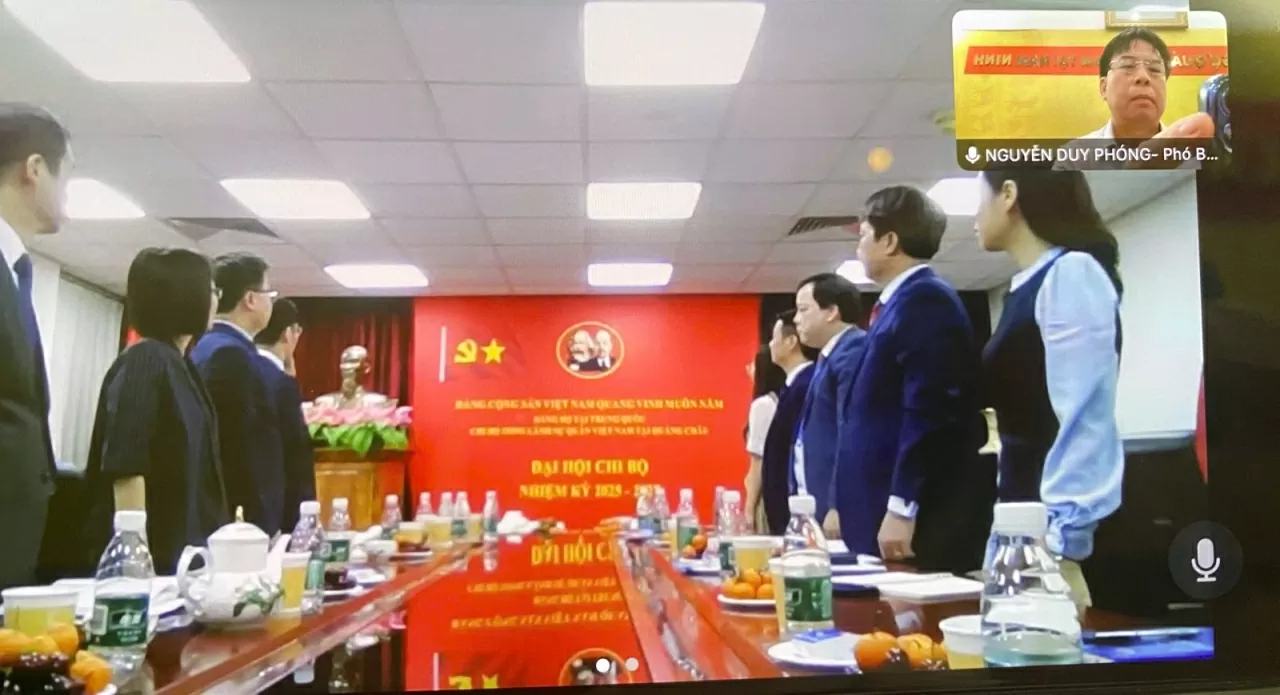 Các đại biểu làm Lễ chào cờ.