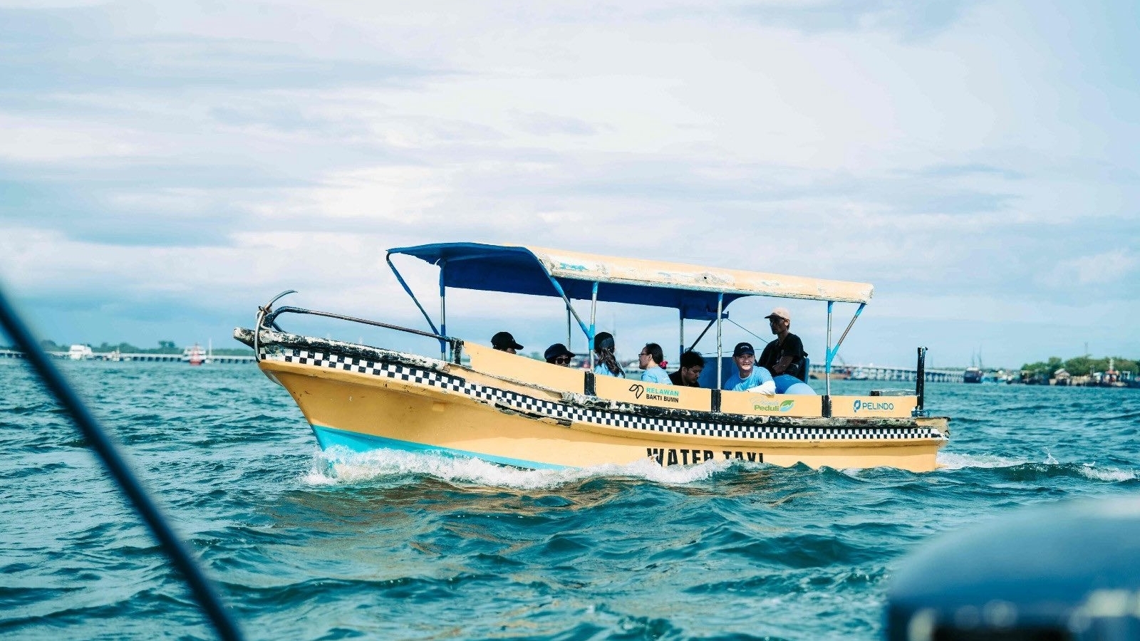 Indonesia mở ‘taxi nước’ để giảm tắc đường