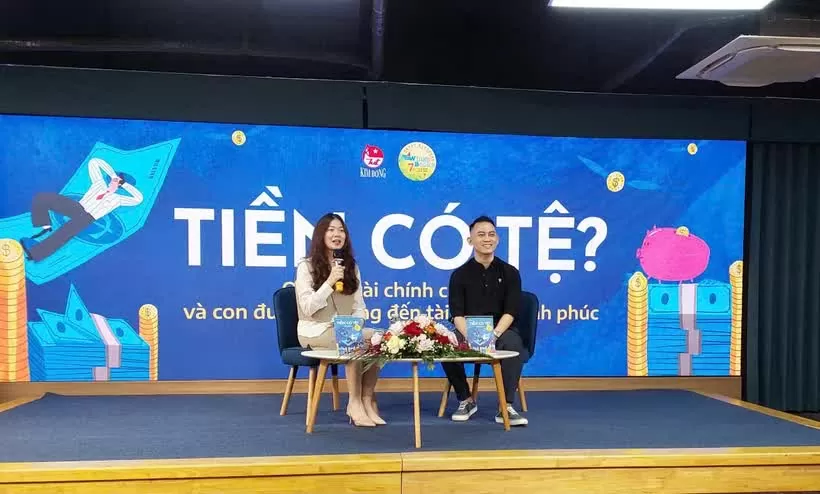 Tác giả Trần Công Danh chia sẻ trong buổi ra mắt sách ngày 15/3 tại Hà Nội. (Ảnh: Minh Thu/Vietnam+)