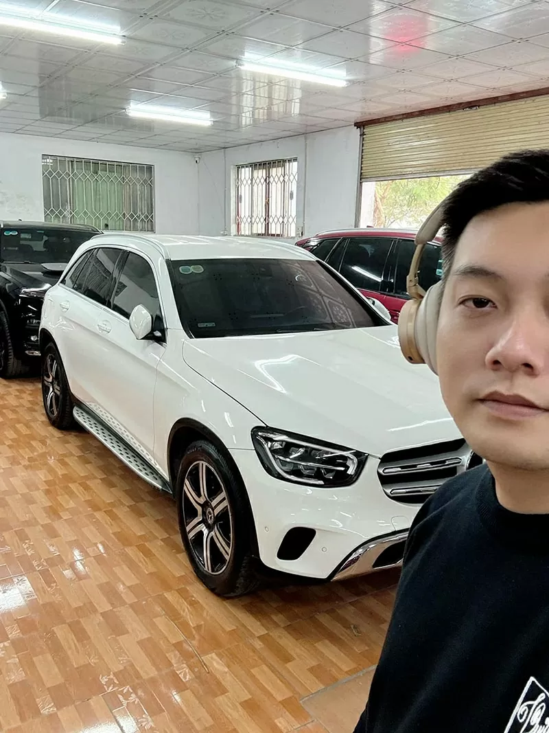 Nguyễn Anh Tuấn bên những mẫu xe lướt chất lượng Nguyễn Anh Tuấn bên những mẫu xe lướt chất lượng