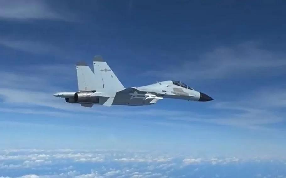 Chiếc J-11 của Trung Quốc tiếp cận máy bay của Mỹ ở Biển Đông  indopacom