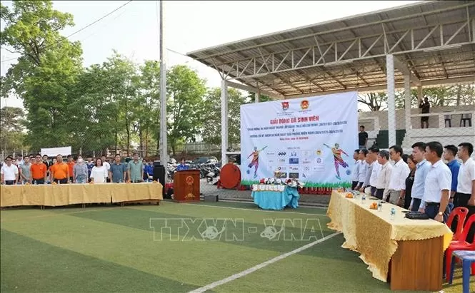 Các đại biểu tham dự Lễ khai mạc cử hành nghi lễ Chào cờ. Ảnh: Xuân Tú - PV TTXVN tại Lào