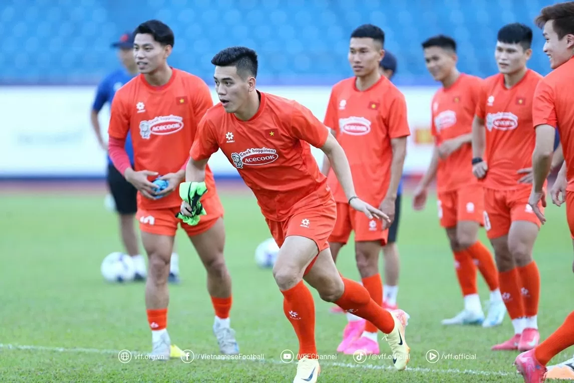 Tiền đạo Tiến Linh tập luyện trở lại cùng đội tuyển Việt Nam Tiền đạo Tiến Linh tập luyện trở lại cùng đội tuyển Việt Nam