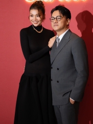 Hình ảnh vợ chồng siêu mẫu Thanh Hằng rạng rỡ dự sự kiện thời trang