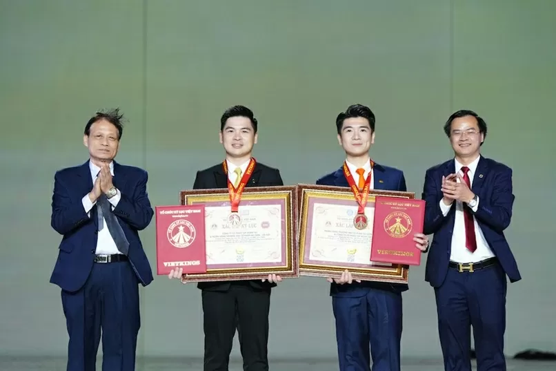 15.000 người cùng hát Quốc ca lập kỷ lục Việt Nam 15.000 người cùng hát Quốc ca lập kỷ lục Việt Nam