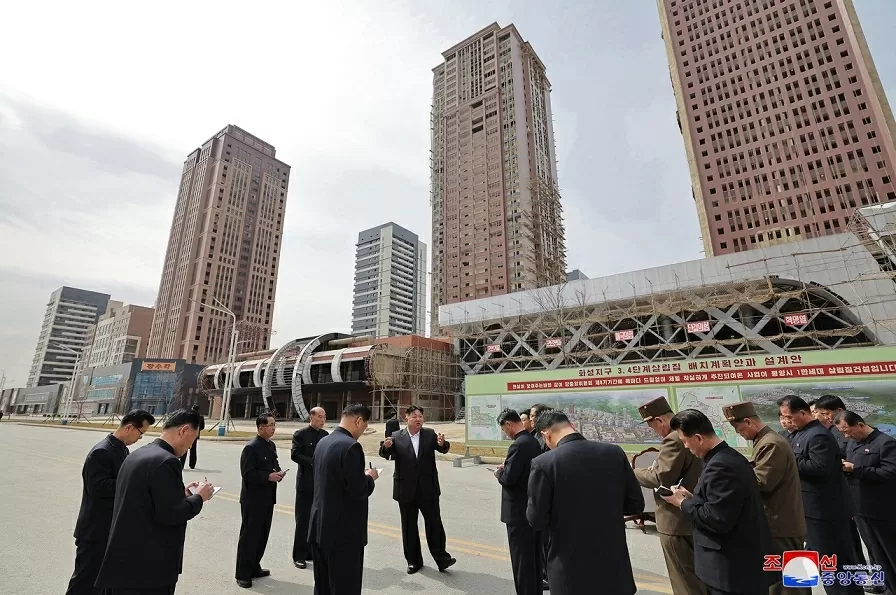 Nhà lãnh đạo Triều Tiên Kim Jong Un thị sát công trình biểu tượng cho kỷ nguyên thịnh vượng mới của Bình Nhưỡng Nhà lãnh đạo Triều Tiên Kim Jong Un thị sát công trình biểu tượng cho kỷ nguyên thịnh vượng mới của Bình Nhưỡng