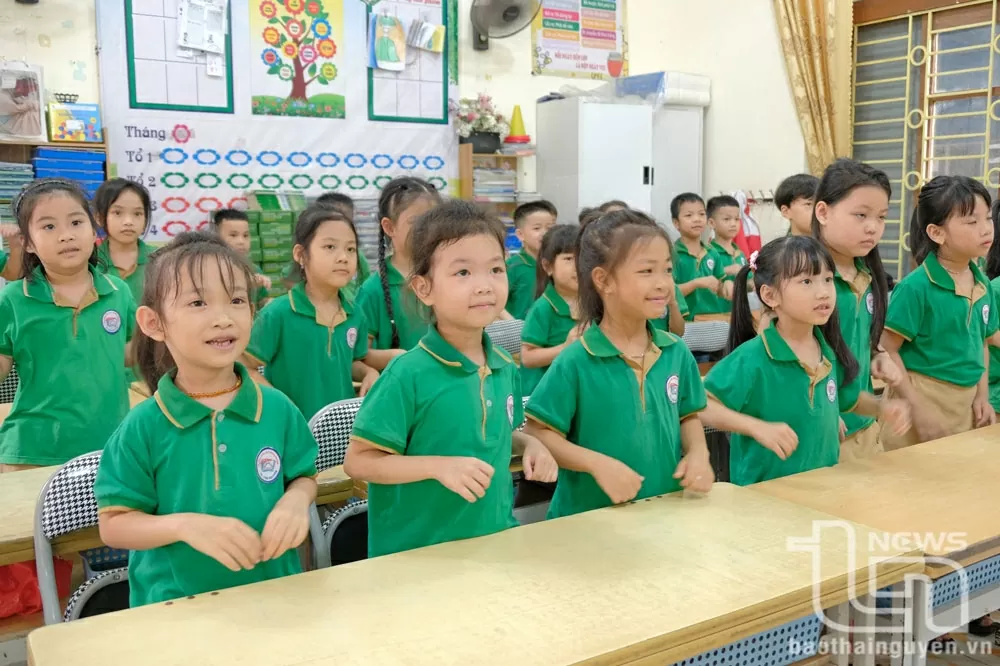 Học sinh Trường Tiểu học Trưng Vương (TP. Thái Nguyên) tham gia hoạt động tập thể tại lớp. Học sinh Trường Tiểu học Trưng Vương (TP. Thái Nguyên) tham gia hoạt động tập thể tại lớp.