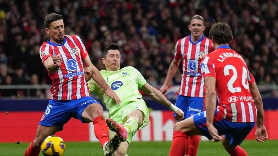 Robert Lewandowski cân bằng thành tích ghi bàn của hai huyền thoại Barcelona