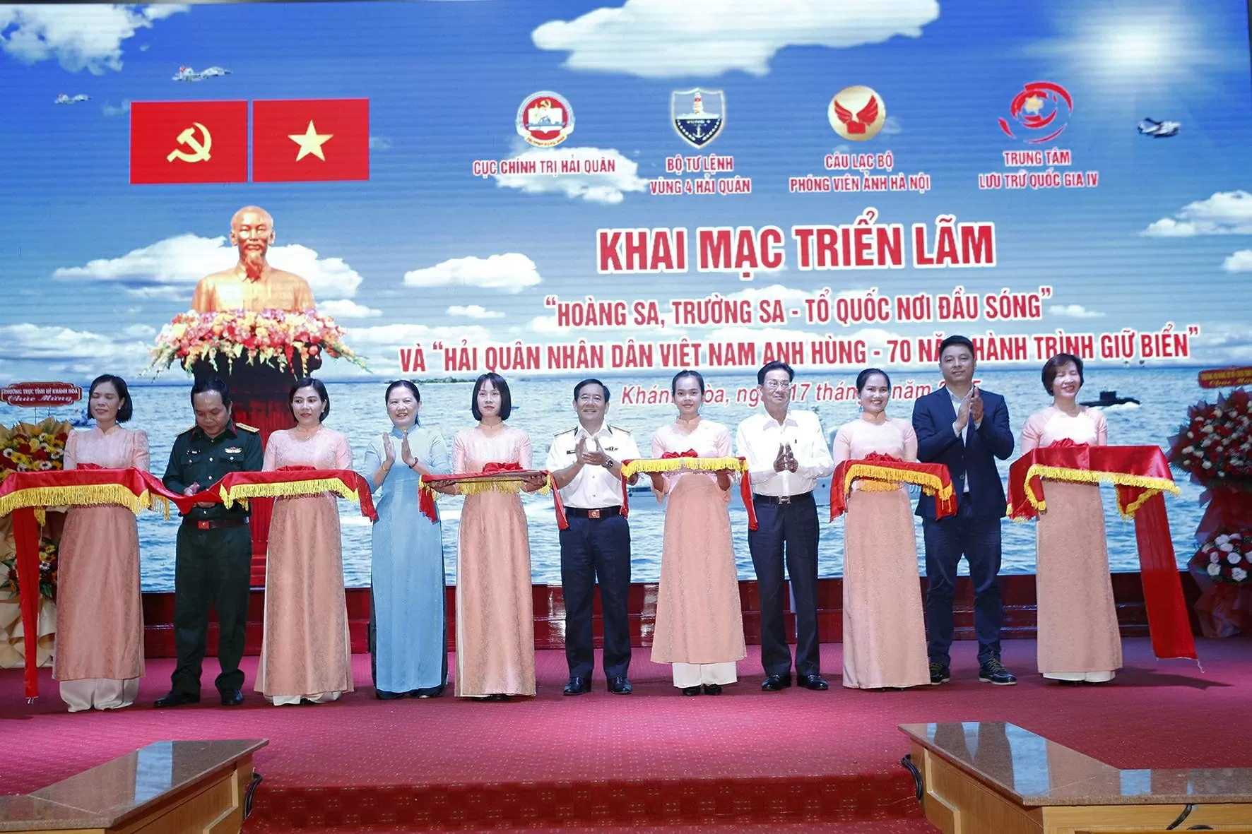 Vùng 4 Hải quân trưng bày các tác phẩm về Hoàng Sa, Trường Sa và 70 năm hành trình giữ biển Vùng 4 Hải quân trưng bày các tác phẩm về Hoàng Sa, Trường Sa và 70 năm hành trình giữ biển