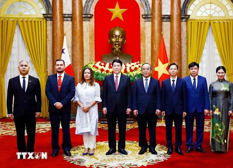 Chủ tịch nước Lương Cường tiếp Đại sứ các nước trình Quốc thư