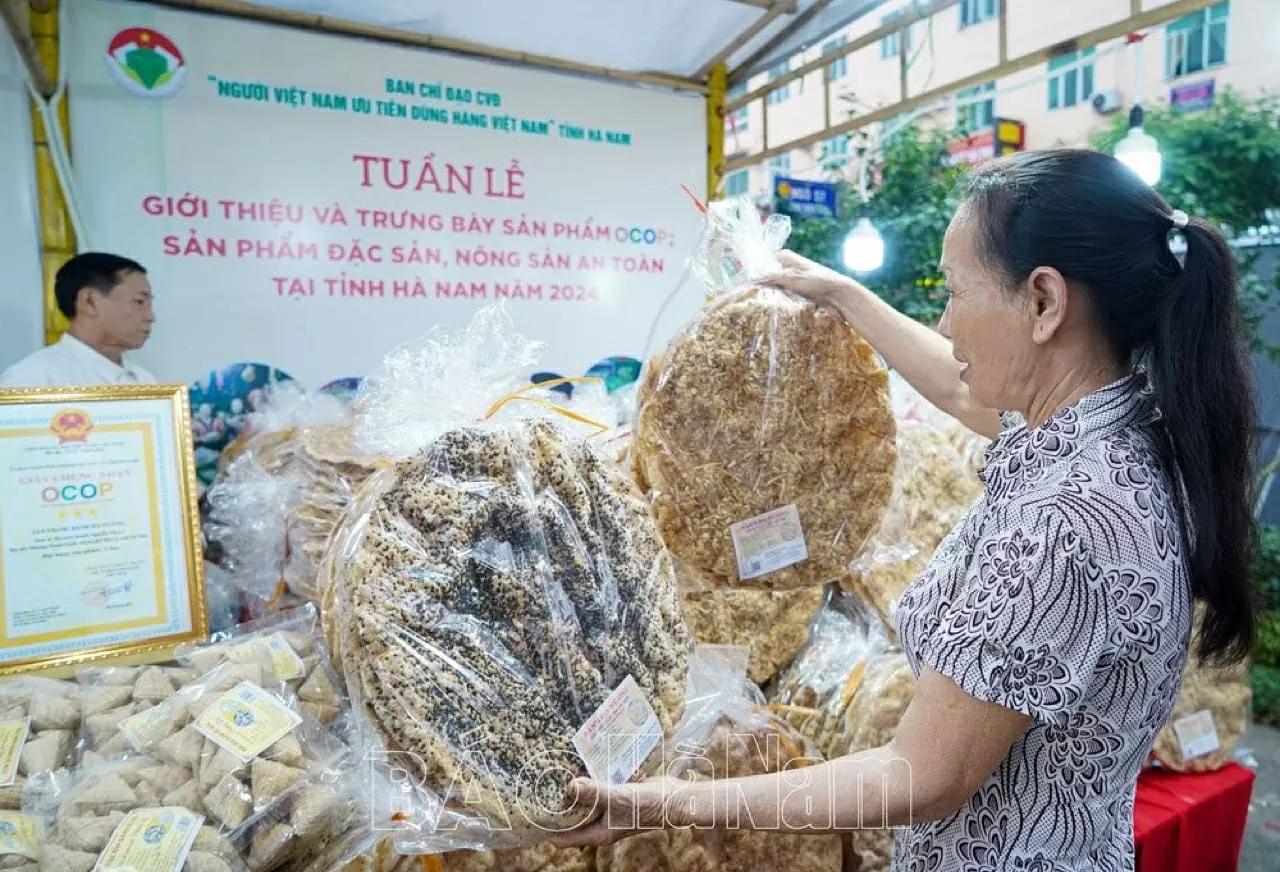 Chương trình OCOP đã góp phần khai thác hiệu quả tiềm năng, lợi thế về chế biến nông sản của tỉnh Hà Nam, góp phần nâng cao thu nhập cho người dân. (Nguồn: Báo Hà Nam) Chương trình OCOP đã góp phần khai thác hiệu quả tiềm năng, lợi thế về chế biến nông sản của tỉnh Hà Nam, góp phần nâng cao thu nhập cho người dân. (Nguồn: Báo Hà Nam)