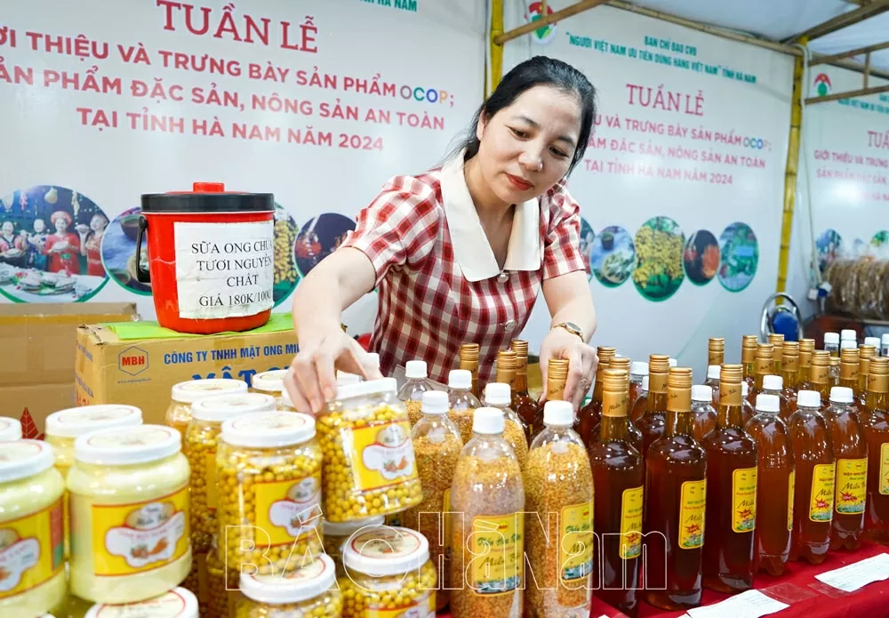 Các sản phẩm OCOP của tỉnh Hà Nam được phân hạng đảm bảo chất lượng, đa dạng về mẫu mã, bao bì, quy định về tem, nhãn mác, truy xuất nguồn gốc sản phẩm. (Nguồn: Báo Hà Nam) Các sản phẩm OCOP của tỉnh Hà Nam được phân hạng đảm bảo chất lượng, đa dạng về mẫu mã, bao bì, quy định về tem, nhãn mác, truy xuất nguồn gốc sản phẩm. (Nguồn: Báo Hà Nam)