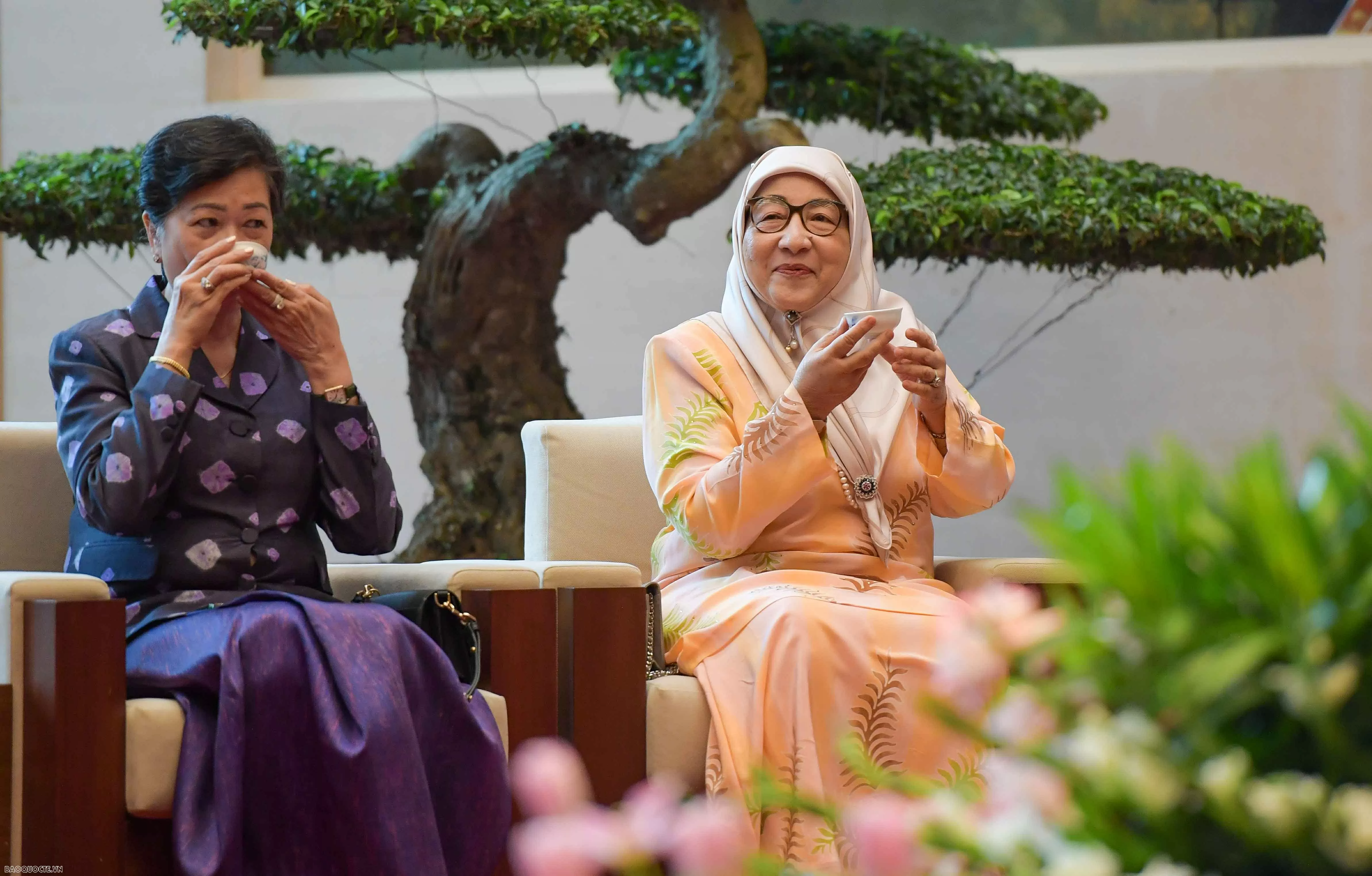 Phu nhân Chủ tịch Quốc hội tiếp Nhóm Phụ nữ cộng đồng ASEAN Phu nhân Chủ tịch Quốc hội Nguyễn Thị Thanh Nga tiếp Nhóm Phụ nữ cộng đồng ASEAN tại Hà Nội