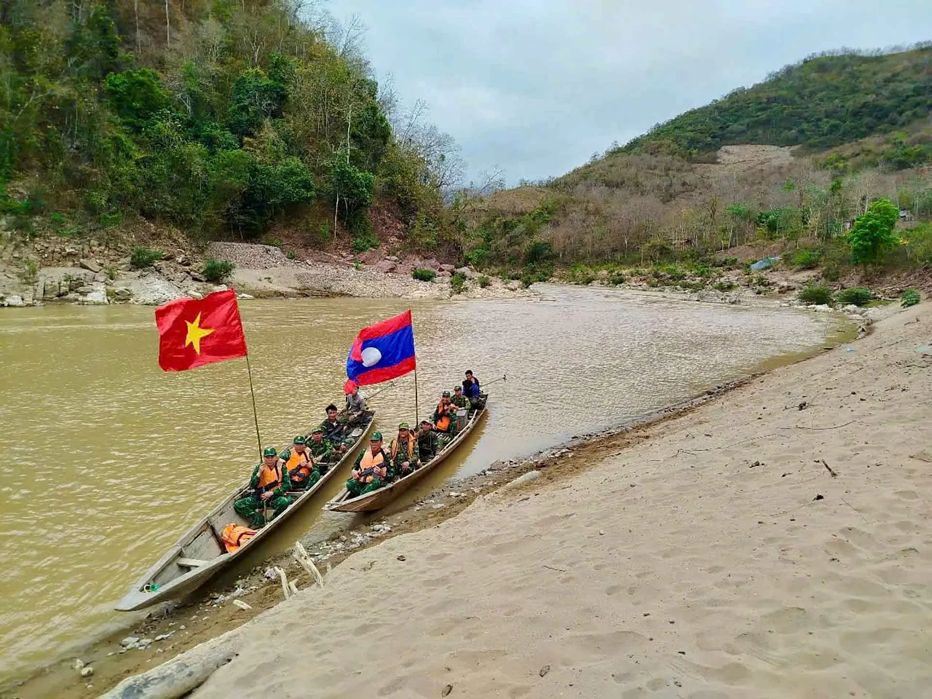 Bộ đội Biên phòng Nghệ An và Xiangkhouang, Lào tuần tra song phương bảo vệ biên giới Bộ đội Biên phòng Nghệ An và Xiangkhouang, Lào tuần tra song phương bảo vệ biên giới