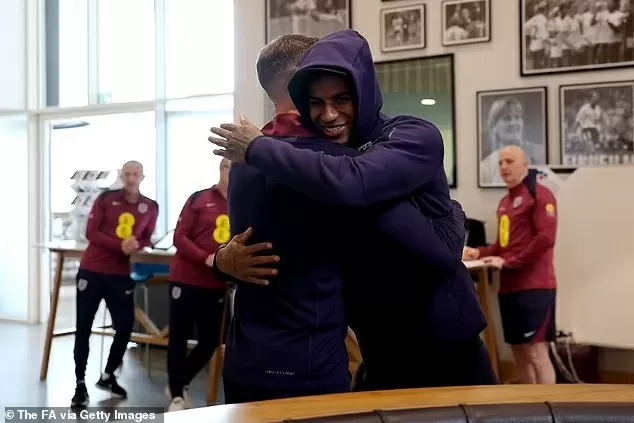 HLV Tuchel tay bắt mặt mừng chào đón dàn sao tuyển Anh HLV Tuchel tay bắt mặt mừng chào đón dàn sao tuyển Anh