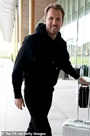 HLV Tuchel tay bắt mặt mừng chào đón dàn sao tuyển Anh