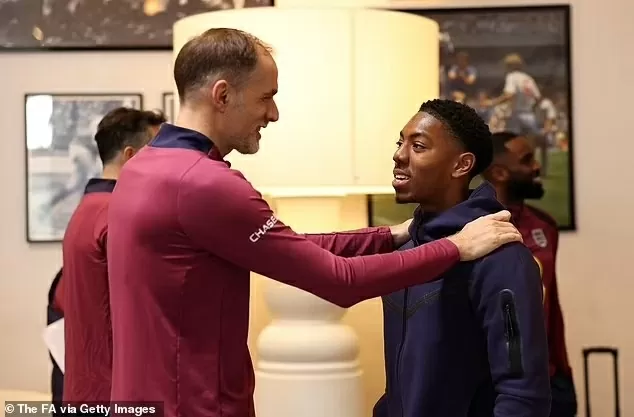 HLV Tuchel tay bắt mặt mừng chào đón dàn sao tuyển Anh HLV Tuchel tay bắt mặt mừng chào đón dàn sao tuyển Anh