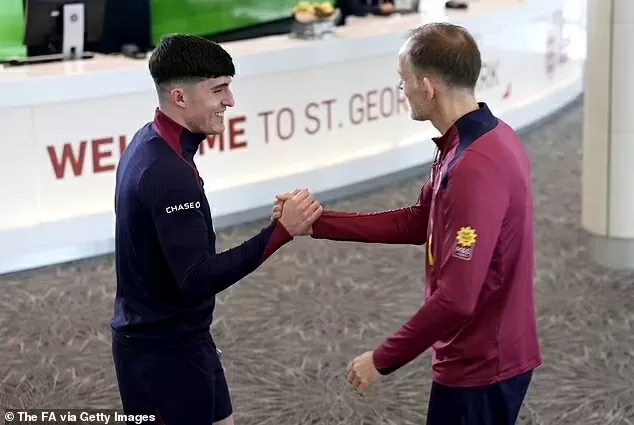 HLV Tuchel tay bắt mặt mừng chào đón dàn sao tuyển Anh HLV Tuchel tay bắt mặt mừng chào đón dàn sao tuyển Anh