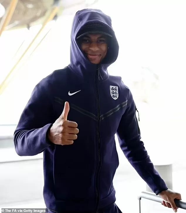 HLV Tuchel tay bắt mặt mừng chào đón dàn sao tuyển Anh HLV Tuchel tay bắt mặt mừng chào đón dàn sao tuyển Anh