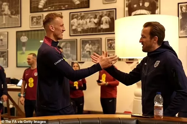 HLV Tuchel tay bắt mặt mừng chào đón dàn sao tuyển Anh