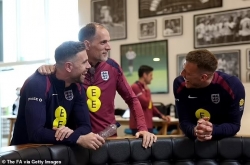 HLV Tuchel tay bắt mặt mừng chào đón dàn sao tuyển Anh