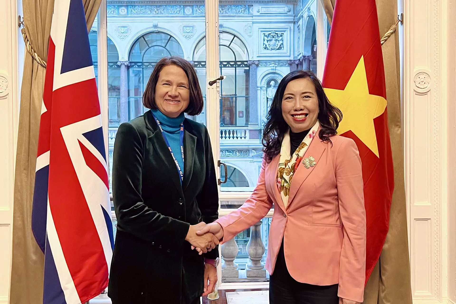 Thứ trưởng Ngoại giao Lê Thị Thu Hằng gặp Quốc vụ khanh Bộ Ngoại giao Anh Catherine West Thứ trưởng Ngoại giao Lê Thị Thu Hằng gặp Quốc vụ khanh Bộ Ngoại giao Anh Catherine West