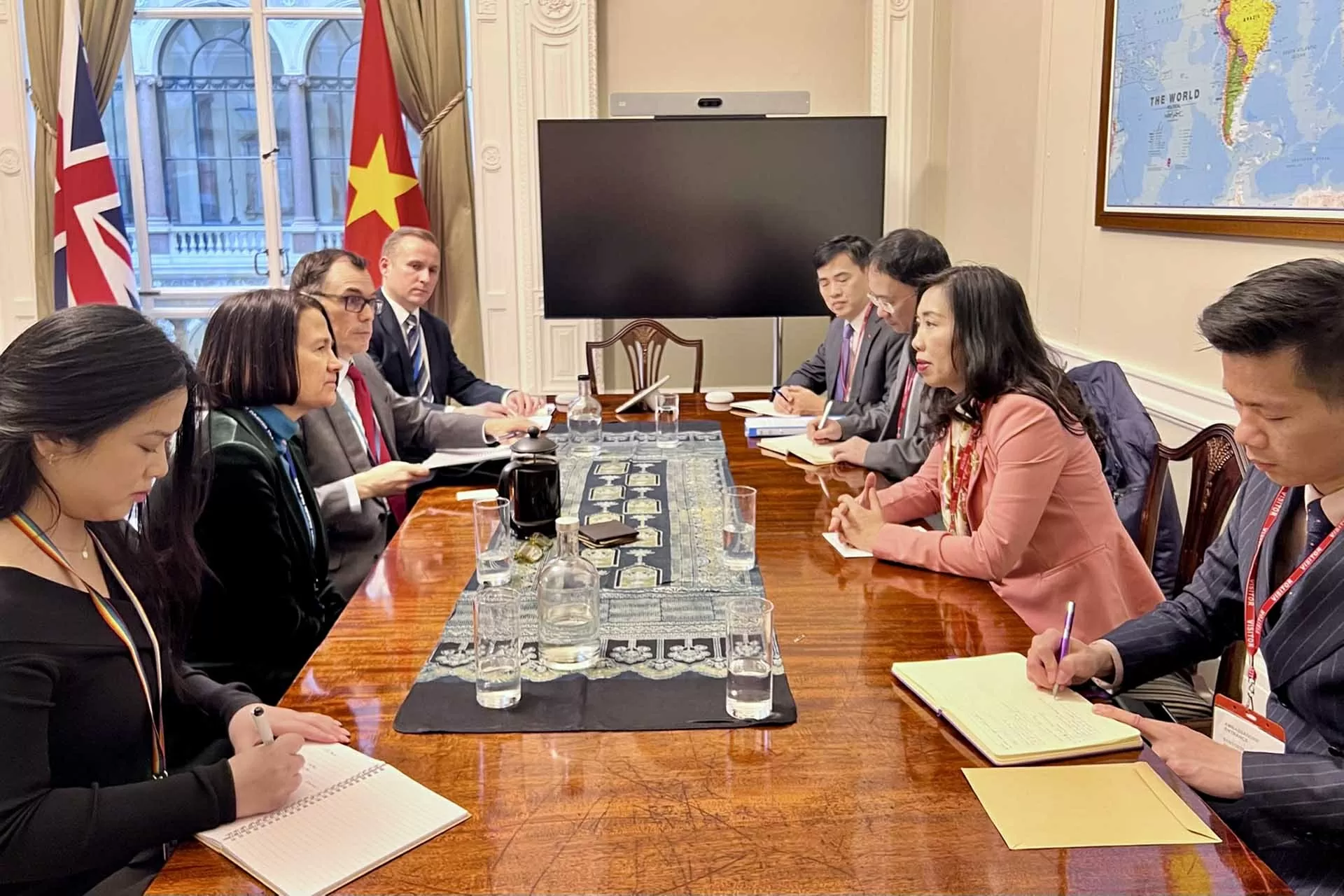 Thứ trưởng Ngoại giao Lê Thị Thu Hằng gặp Quốc vụ khanh Bộ Ngoại giao Anh Catherine West Thứ trưởng Ngoại giao Lê Thị Thu Hằng gặp Quốc vụ khanh Bộ Ngoại giao Anh Catherine West