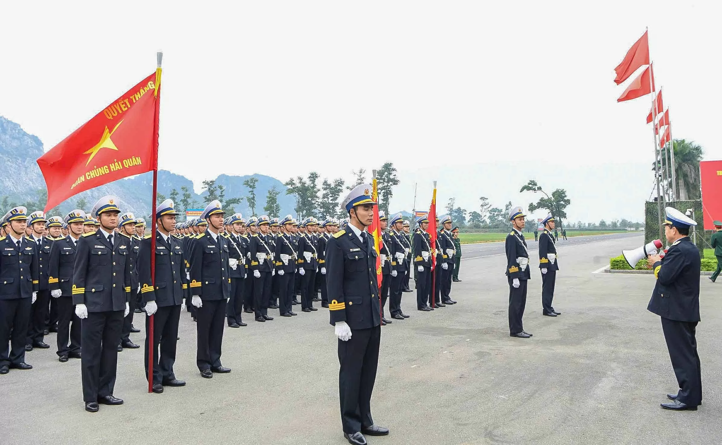 Phấn đấu, rèn luyện hoàn chỉnh kỹ thuật điều lệnh thể hiện được sức mạnh của quân đội