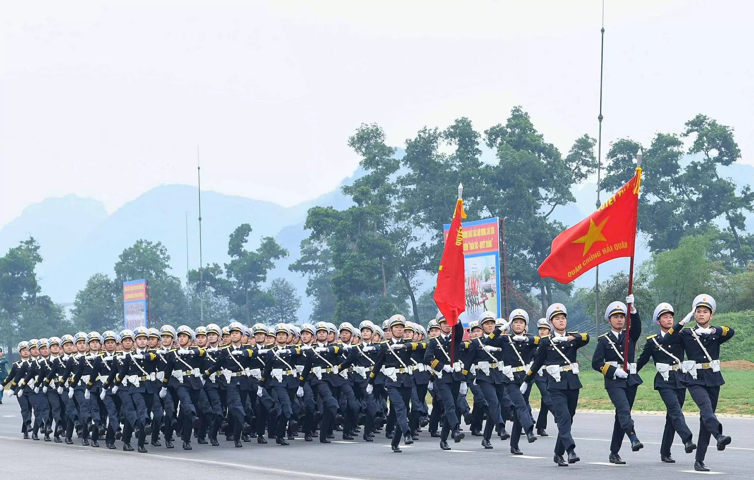 Phấn đấu, rèn luyện hoàn chỉnh kỹ thuật điều lệnh thể hiện được sức mạnh của quân đội