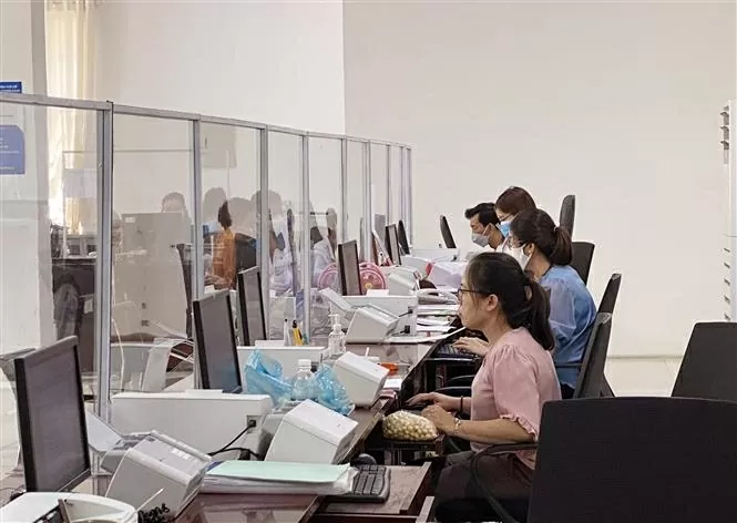 Cán bộ công chức, viên chức giải quyết thủ tục hành chính tại bộ phận một cửa. (Ảnh minh họa. Nguồn: TTXVN) Cán bộ công chức, viên chức giải quyết thủ tục hành chính tại bộ phận một cửa. (Ảnh minh họa. Nguồn: TTXVN)