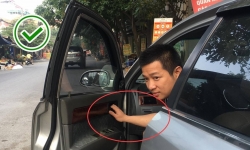 Vì sao được khuyên nên mở cửa xe ô tô bằng kiểu tay nghịch?