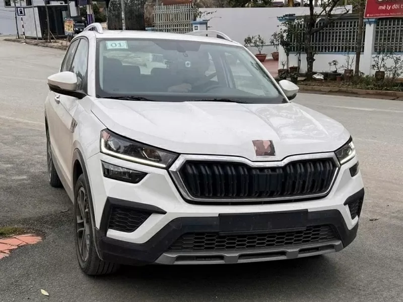 Phần logo của Skoda Kushaq vẫn được che chắn cẩn thận, cho thấy đây có thể là xe thử nghiệm. Phần logo của Skoda Kushaq vẫn được che chắn cẩn thận, cho thấy đây có thể là xe thử nghiệm.