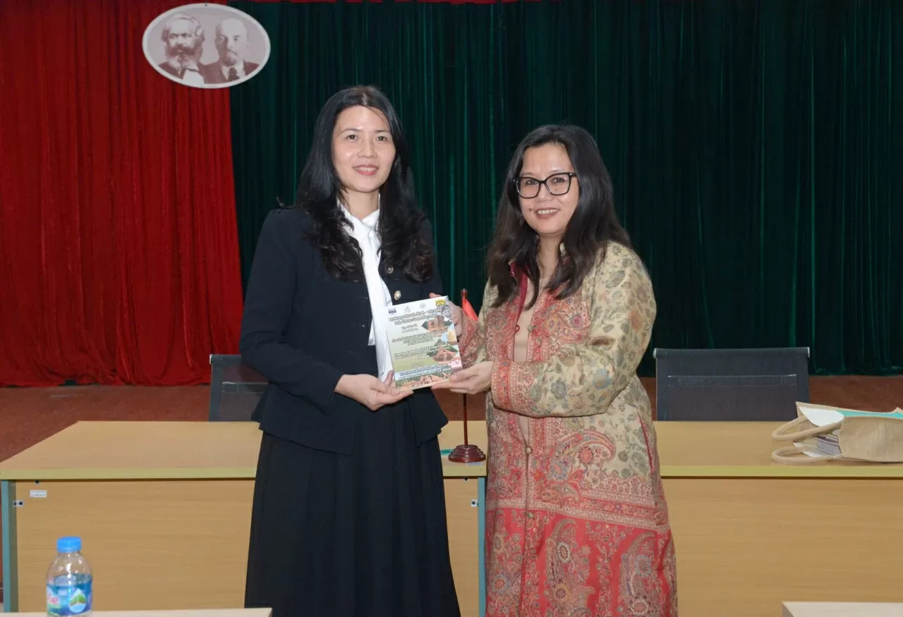 Bà Ajungla Jamir tặng tài liệu nghiên cứu văn hóa cho Trung tâm Nghiên cứu Ấn Độ. (Ảnh: T.M) Bà Ajungla Jamir tặng tài liệu nghiên cứu văn hóa cho Trung tâm Nghiên cứu Ấn Độ. (Ảnh: T.M)