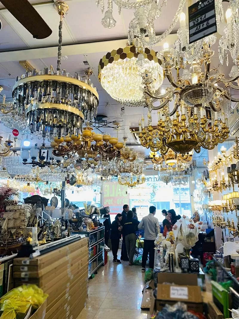 Khách hàng trải nghiệm sản phẩm trực tiếp tại showroom của SANCO, với sự tư vấn tận tình từ đội ngũ nhân viên. Khách hàng trải nghiệm sản phẩm trực tiếp tại showroom của SANCO, với sự tư vấn tận tình từ đội ngũ nhân viên.