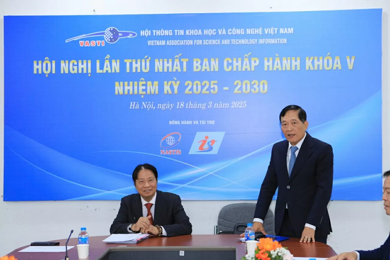 Ông Trần Văn Tùng (phải) được bầu làm Chủ tịch Hội Thông tin Khoa học và Công nghệ Việt Nam nhiệm kỳ V (2025-2030). (Nguồn: Hội Thông tin khoa học và công nghệ Việt Nam)
