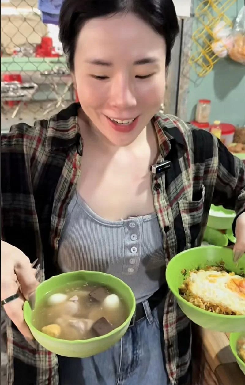 Hỉnh ảnh cô nàng review món ăn tuổi thơ của nhiều thế hệ học sinh.