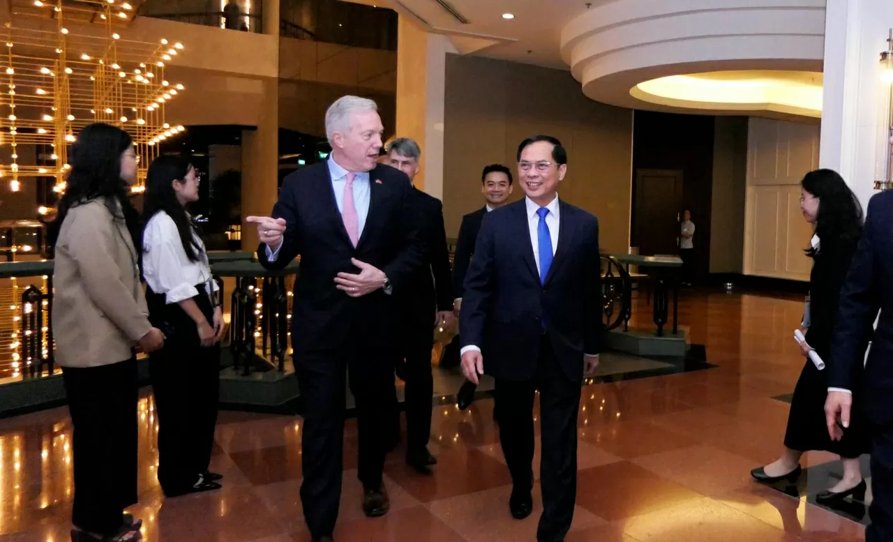 Chủ tịch kiêm Tổng giám đốc USABC Ted Osius chào đón Phó Thủ tướng, Bộ trưởng Bộ Ngoại giao Bùi Thanh Sơn tham dự Lễ kỉ niệm 30 năm quan hệ ngoại giao Việt Nam-Hoa Kỳ. (Ảnh:Thành Long) Chủ tịch kiêm Tổng giám đốc USABC Ted Osius chào đón Phó Thủ tướng, Bộ trưởng Bộ Ngoại giao Bùi Thanh Sơn tham dự Lễ kỉ niệm 30 năm quan hệ ngoại giao Việt Nam-Hoa Kỳ. (Ảnh:Thành Long)