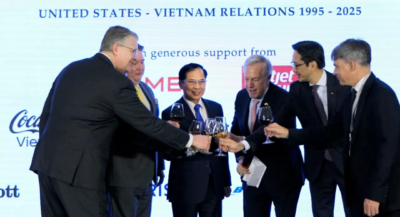 Phó Thủ Tướng, Bộ trưởng Bộ Ngoại giao Bùi Thanh Sơn cùng các Đại sứ Hoa Kỳ và Việt Nam qua các thời kỳ nâng ly chúc mừng . (Ảnh:Thành Long) Phó Thủ Tướng, Bộ trưởng Bộ Ngoại giao Bùi Thanh Sơn cùng các Đại sứ Hoa Kỳ và Việt Nam qua các thời kỳ nâng ly chúc mừng . (Ảnh:Thành Long)