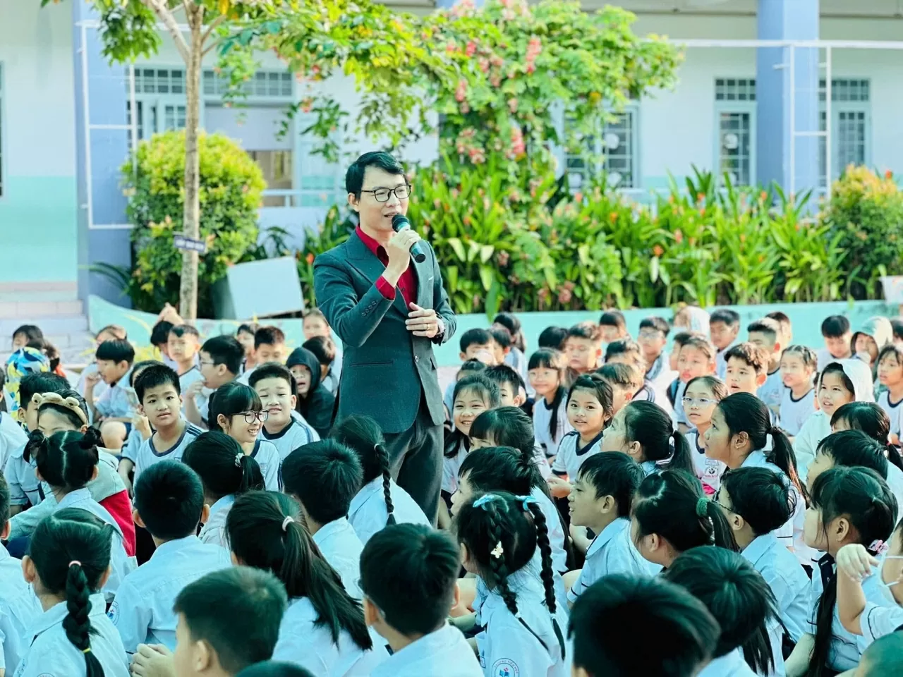 Thanh niên chuyển mình để thích ứng trong thời đại số Thanh niên chuyển mình để thích ứng trong thời đại số