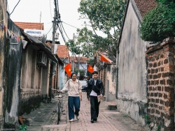 Cuối tuần, về làng cổ Đường Lâm 'sống chậm', nhởn nhơ trên những con đường lát gạch nghiêng