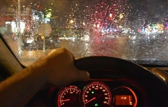 Một số kinh nghiệm đơn giản nhưng quan trọng khi lái xe dưới trời mưa trong đêm
