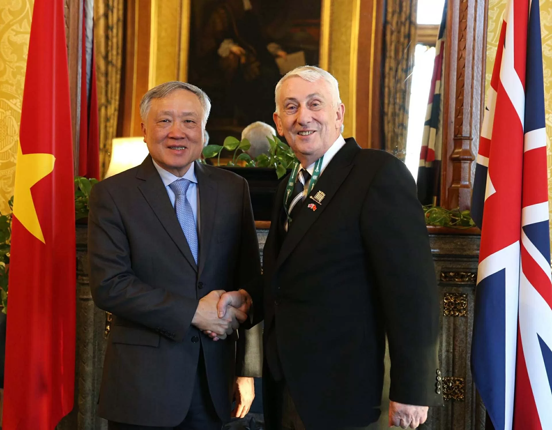 Phó Thủ tướng Thường trực Nguyễn Hòa Bình gặp Chủ tịch Hạ viện Anh Lindsay Hoyle