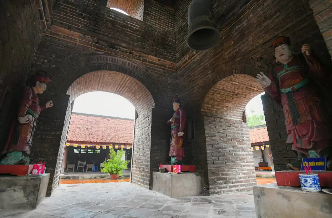 Tháp Hòa Phong bên trong chùa Dâu. Ảnh: Kiều Dương