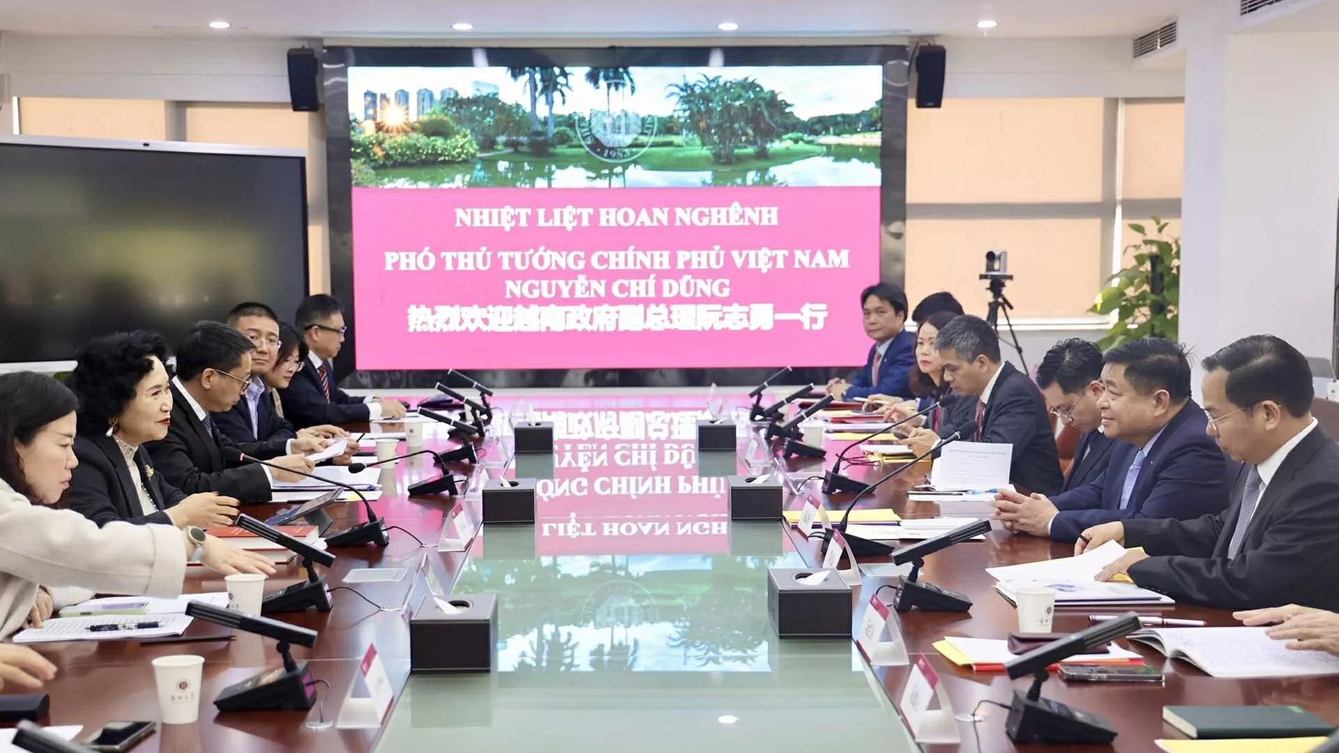 Phó Thủ tướng Nguyễn Chí Dũng thăm làm việc tại thành phố Thâm Quyến Phó Thủ tướng Nguyễn Chí Dũng thăm làm việc tại thành phố Thâm Quyến