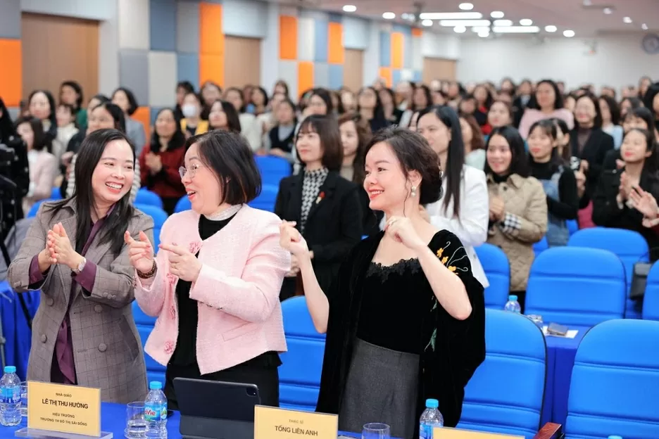 Lê Thị Thu Hường - Hiệu trưởng trường Tiểu học Đô thị Sài Đồng. Lê Thị Thu Hường - Hiệu trưởng trường Tiểu học Đô thị Sài Đồng.