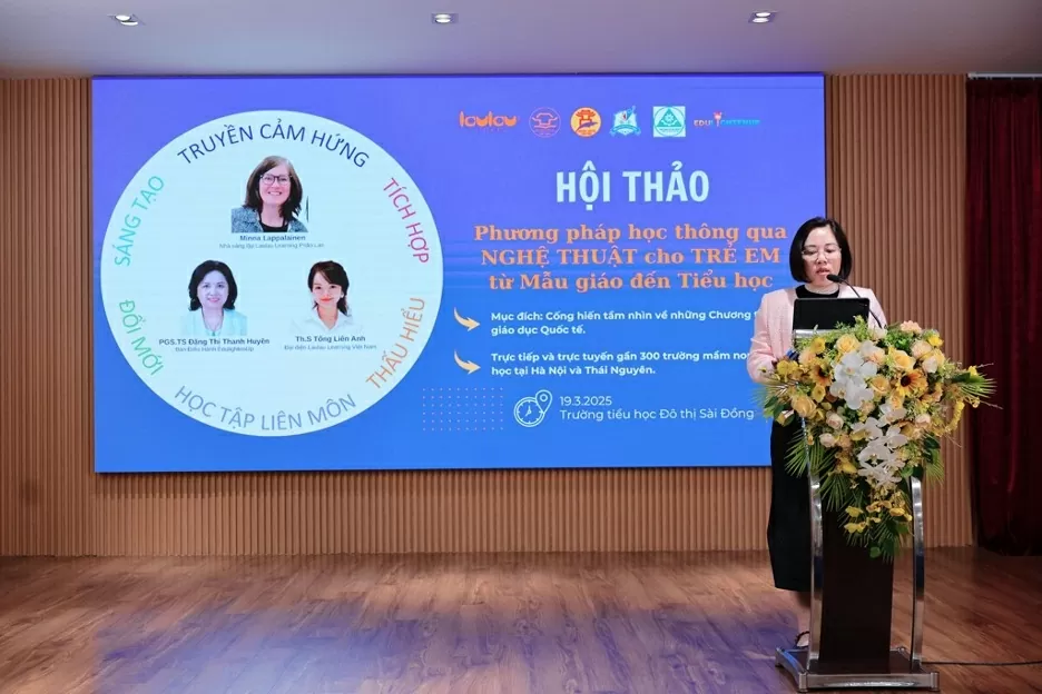 Bà Lê Thị Thu Hường - Hiệu trưởng trường Tiểu học Đô thị Sài Đồng phát biểu đầu hội thảo. Bà Lê Thị Thu Hường - Hiệu trưởng trường Tiểu học Đô thị Sài Đồng phát biểu đầu hội thảo.