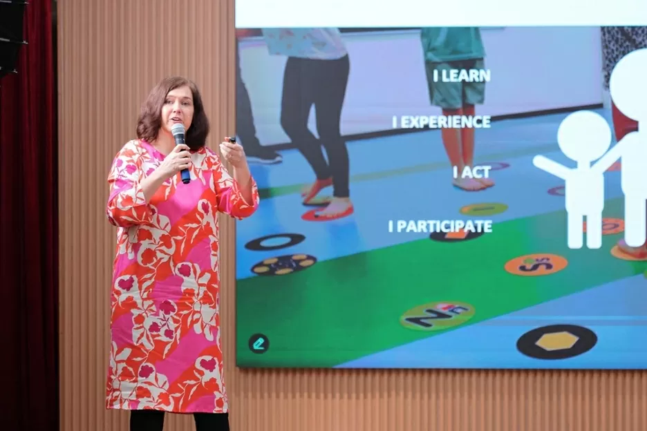 Bà Minna Lappalainen chia sẻ về lợi ích khi ứng dụng âm nhạc và nghệ thuật trong dạy học tới sự phát triển của trẻ. Bà Minna Lappalainen chia sẻ về lợi ích khi ứng dụng âm nhạc và nghệ thuật trong dạy học tới sự phát triển của trẻ.